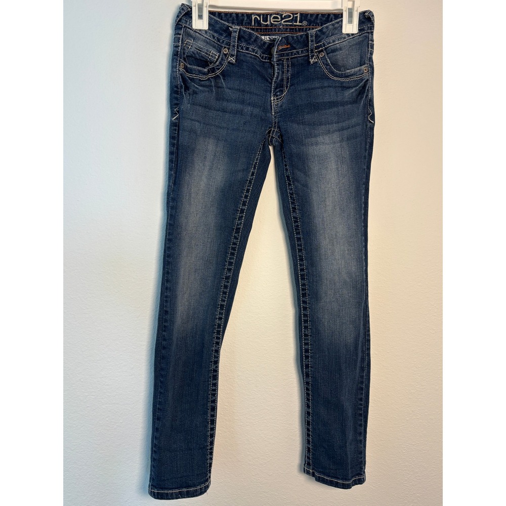 Rue21 Low Rise Skinny Jeans Dark Wash Embroidered Pockets Size 1/2‎ Short